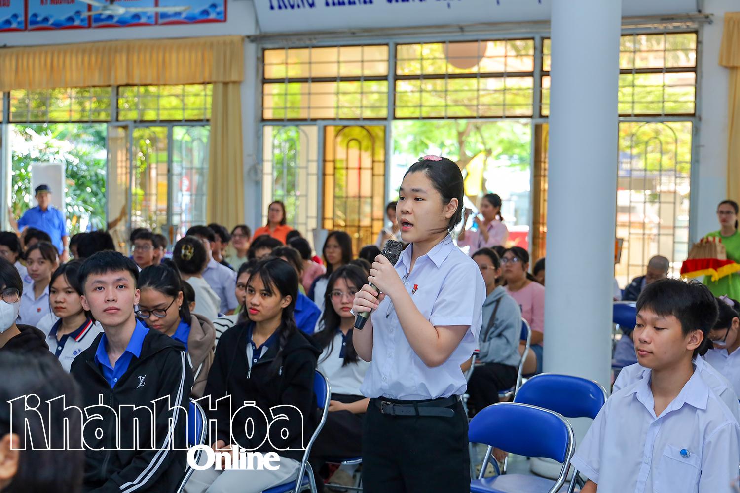 សិស្ស​ម្នាក់​បាន​ឆ្លើយ​សំណួរ​អំពី​ប្រវត្តិសាស្ត្រ​ប្រទេស​ក្នុង​ប៉ុន្មាន​ថ្ងៃ​បន្ទាប់​ពី​បដិវត្តន៍​ខែ​សីហា​បាន​ជោគជ័យ។