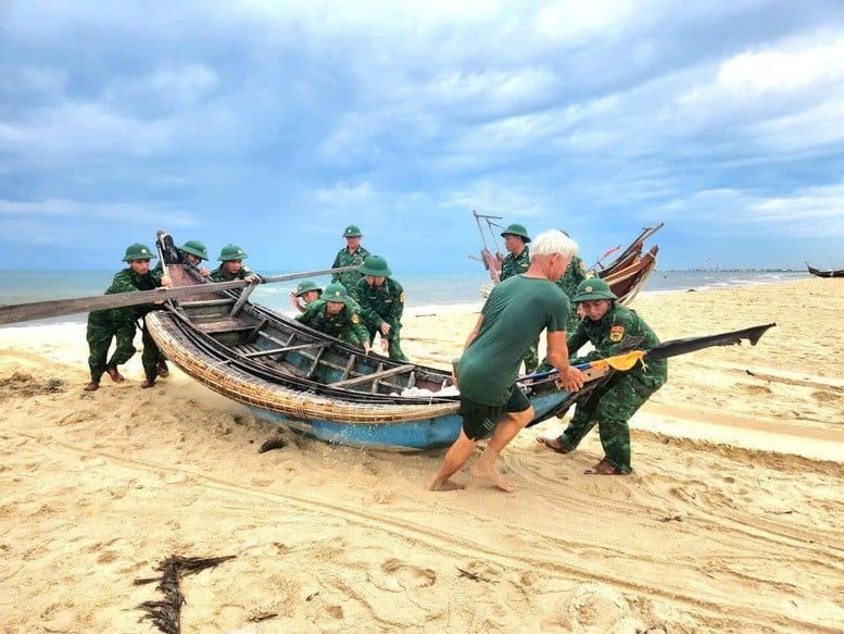 Quang Tri Border Guards help people bring fishing boats ashore to avoid storm No. 5