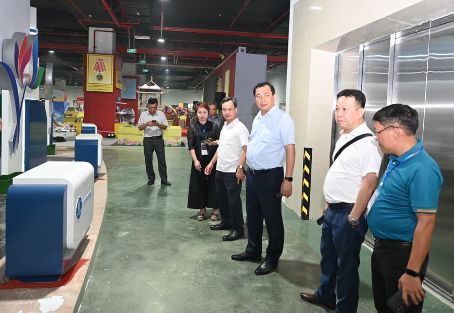 Cục trưởng Nguyễn Trùng Khánh kiểm tra công tác chuẩn bị trưng bày Du lịch Văn hóa tại Triển lãm A80 - Ảnh 5.