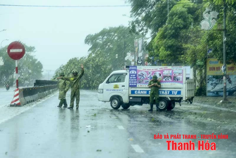 រលក​ខ្ពស់ ដើមឈើ​រលំ​ដោយសារ​ខ្យល់ព្យុះ​លេខ​៥​