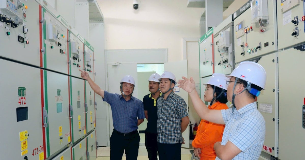 Leaders of the Northern Power Corporation inspect and direct the work of preventing and fighting storm No. 5 in Nghe An