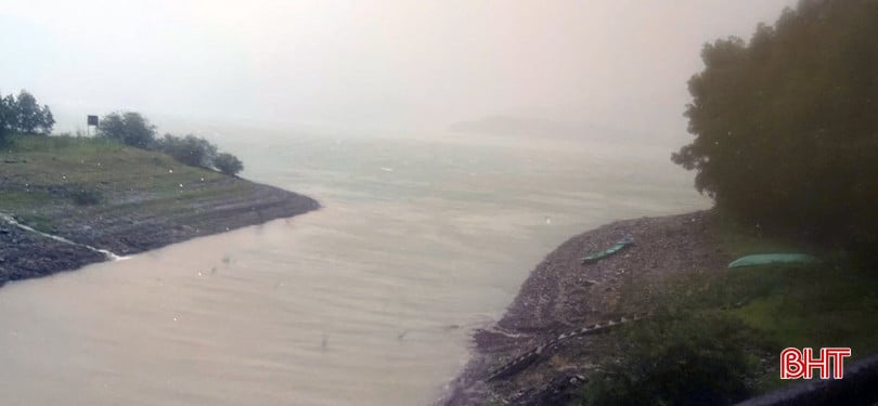 Đến 11h trưa 25/8, mực nước hồ Kẻ Gỗ là 25,92m.