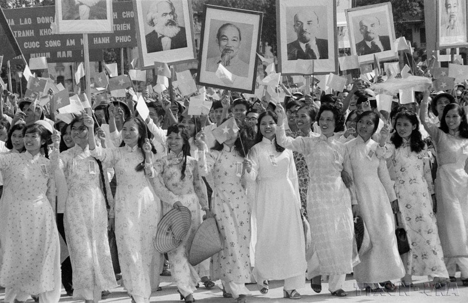 Khối quần chúng diễu hành qua lễ đài trong sáng 2/9/1975. (Ảnh: TTXVN)