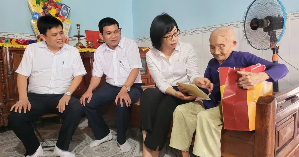 La vicepresidenta del Comité Popular Provincial, Nguyen Thi Thanh Lich, visitó y entregó obsequios a las familias de los políticos.