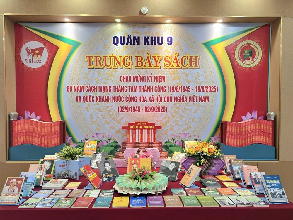 ការបើកការតាំងពិព័រណ៍ប្រធានបទ 'បដិវត្តន៍ខែសីហា - ព្រឹត្តិការណ៍ប្រវត្តិសាស្ត្រ' - រូបថត 8