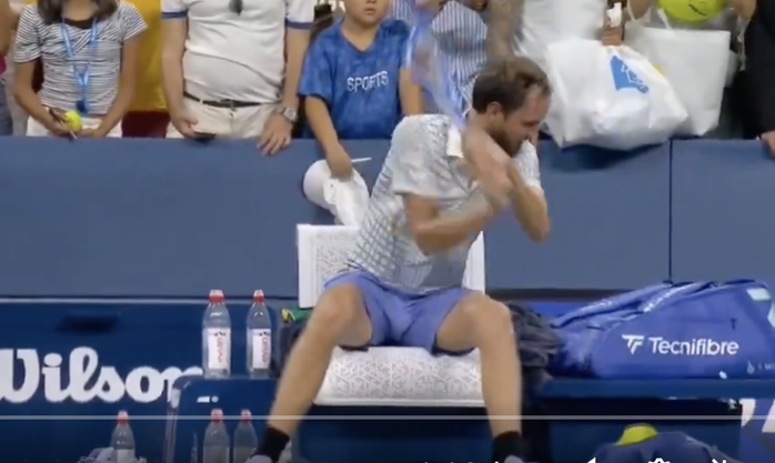 Medvedev sụp đổ ở vòng 1 US Open và lại đập vợt- Ảnh 1.