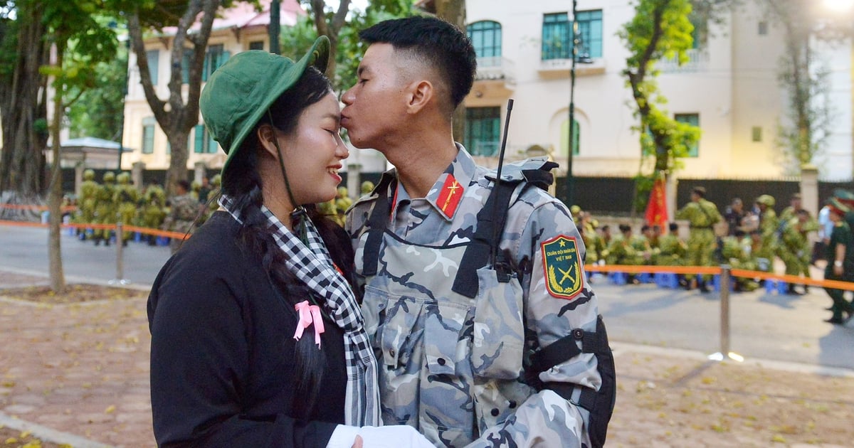 Un beso rápido frente a la plaza Ba Dinh de los soldados del desfile A80
