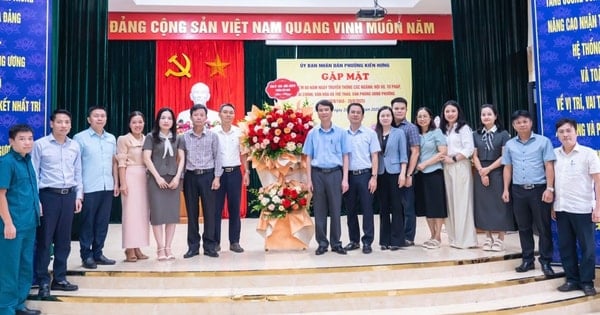 Kien Hung Ward traf sich, um den 80. Jahrestag des traditionellen Tages der Sektoren zu feiern