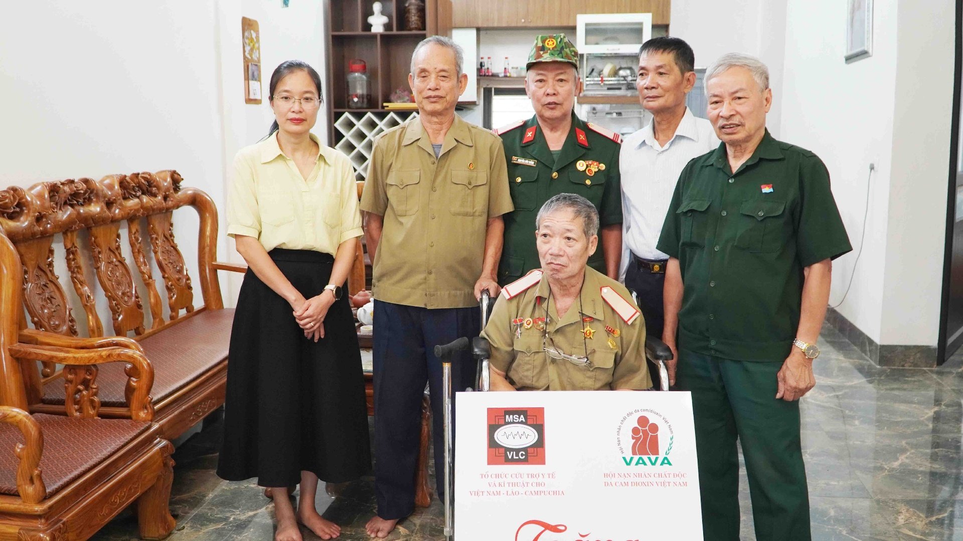 Tặng xe lăn cho  hội viên Nguyễn Văn Ngọ ở Tổ 27, phường Tân Phong.
