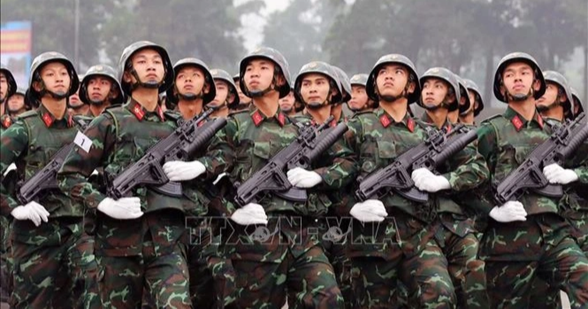 Khối diễu binh vừa nhịp bước vừa hát ca khúc của Sơn Tùng M-TP gây sốt