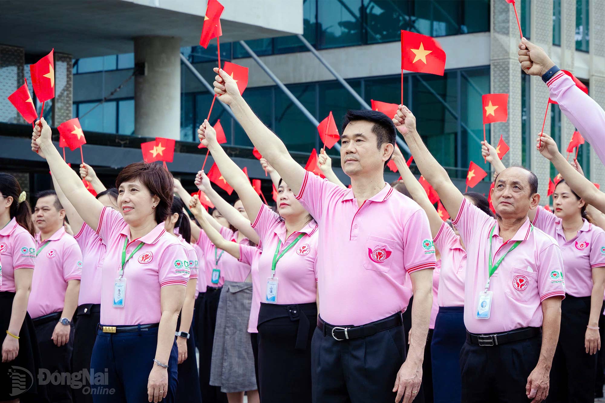 Besondere Flaggenhissungszeremonie zur Feier des Unabhängigkeitstages bei der Vietnam Joint Stock Company
