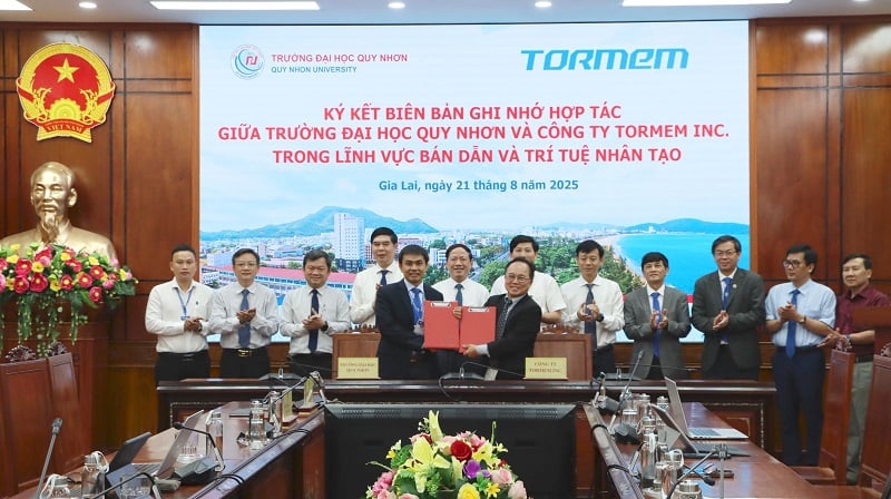 PGS.TS.Đoàn Đức Tùng - Hiệu trưởng Trường Đại học Quy Nhơn (bên trái) và ông Nguyễn An Thạo - Nhà sáng lập kiêm Giám đốc điều hành Công ty TORmem ký kết thỏa thuận hợp tác phát triển ngành công nghiệp bán dẫn và trí tuệ nhân tạo