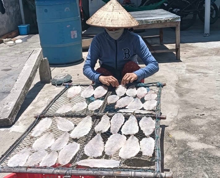 អ្នកស្រី Thanh បាន​ឆ្លៀត​យក​ប្រយោជន៍​ពី​អាកាសធាតុ​មាន​ពន្លឺ​ថ្ងៃ​ដើម្បី​សម្ងួត​ត្រី។