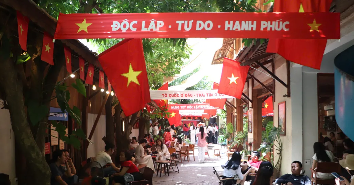 យុវជន Da Nang ចូលរួមអបអរសាទរទិវាជាតិ ដោយមោទនភាព