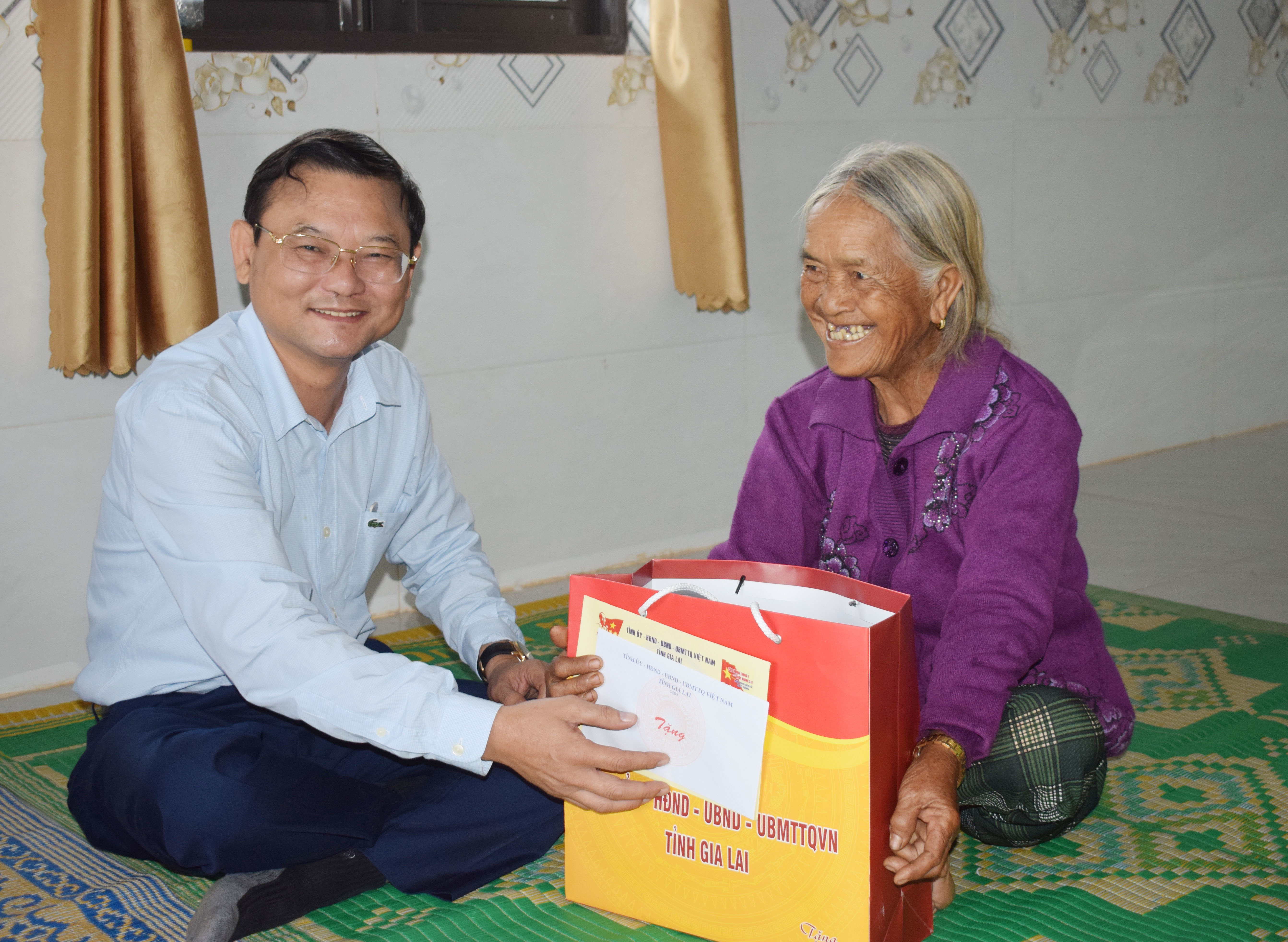 El vicepresidente del Comité Popular Provincial, Nguyen Tu Cong Hoang, visitó y entregó regalos a las familias con contribuciones revolucionarias.