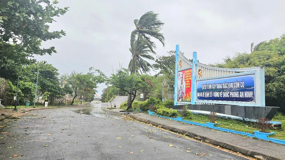 Storm No. 5 begins to cause heavy rain and strong winds in Con Co special zone