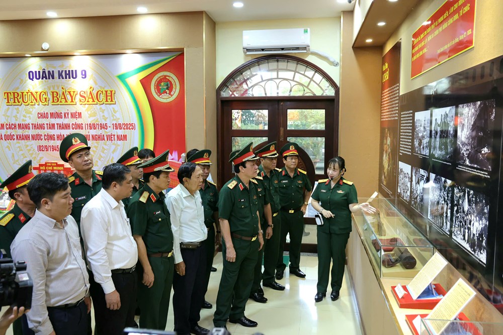ការបើកការតាំងពិពណ៌ប្រធានបទ 'បដិវត្តន៍ខែសីហា - ព្រឹត្តិការណ៍ប្រវត្តិសាស្ត្រ' - រូបថត 3