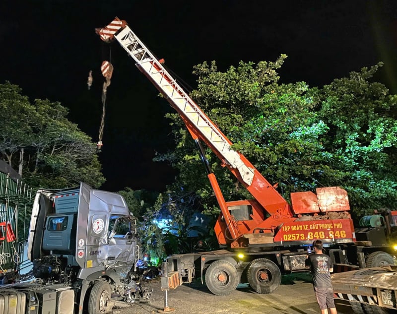 នគរបាល​និង​ប្រជាពលរដ្ឋ​ជួយ​សង្គ្រោះ​ជនរងគ្រោះ​៣​នាក់​ដែល​ជាប់​ក្នុង​កាប៊ីន​រថយន្ត​ដែល​ក្រឡាប់​នៅ​លើ​កំណាត់​ផ្លូវជាតិ​លេខ​១A ក្នុង​ក្រុង​ដា​ក​ឡាក់​-០