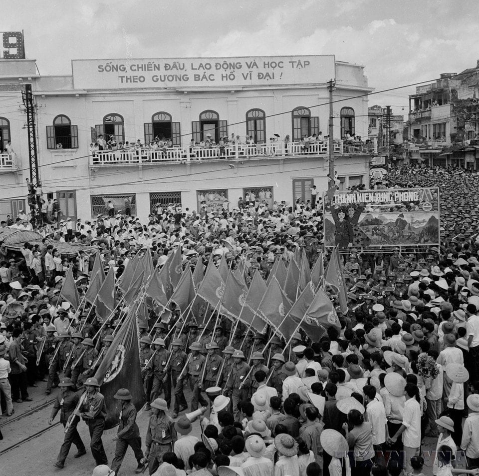 Nhân dân Thủ đô chào đón các đơn vị quân đội diễu hành trong sáng 2/9/1975. (Ảnh: TTXVN)