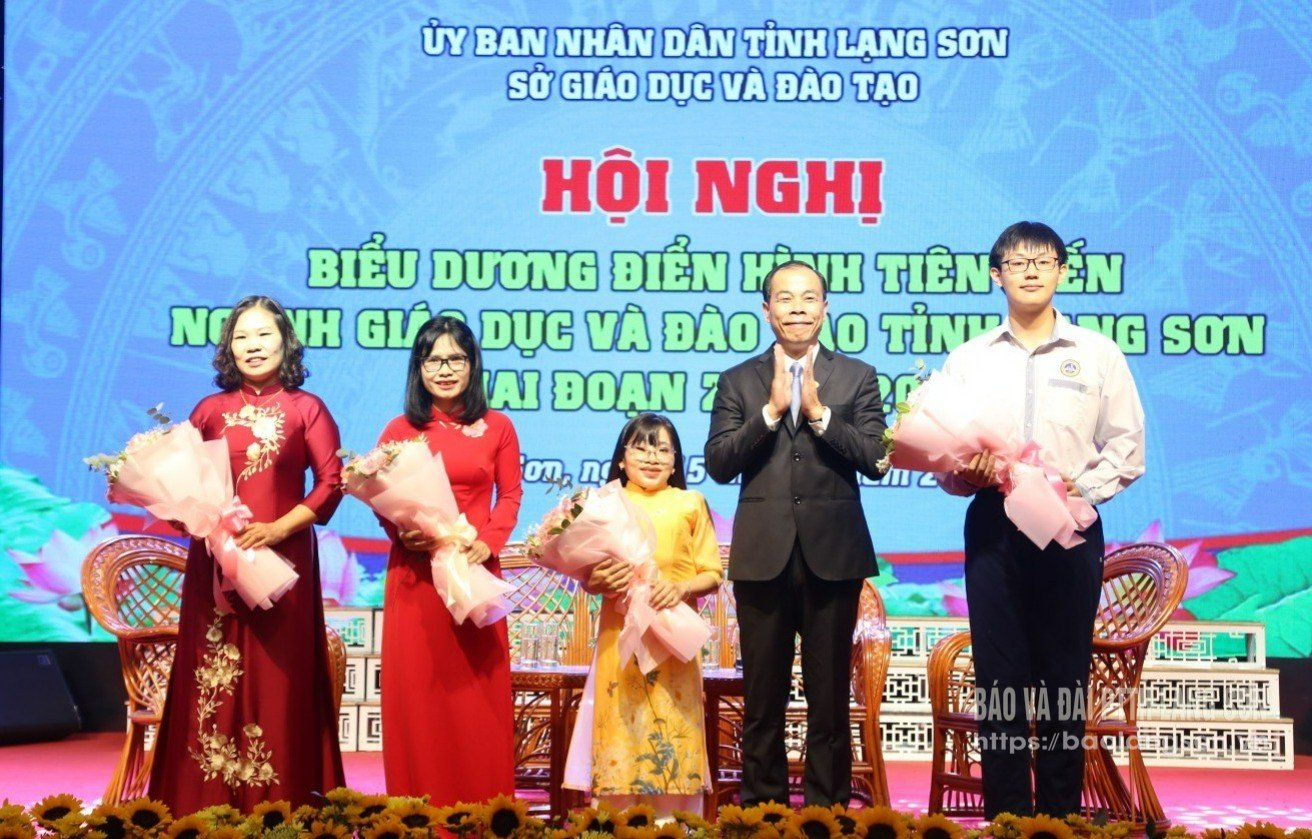 Leaders of the Department of Education and Training presented flowers to typical advanced models in the education sector.