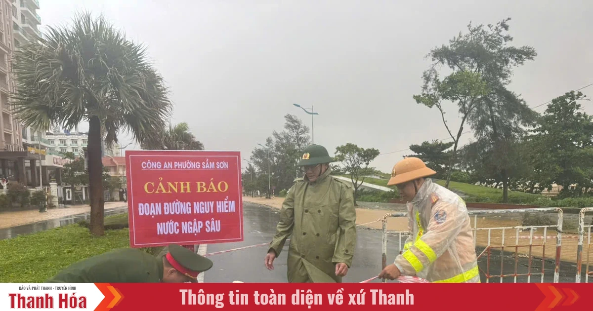 Sam Son Ward Police put up signs and traffic warnings for flooded areas.