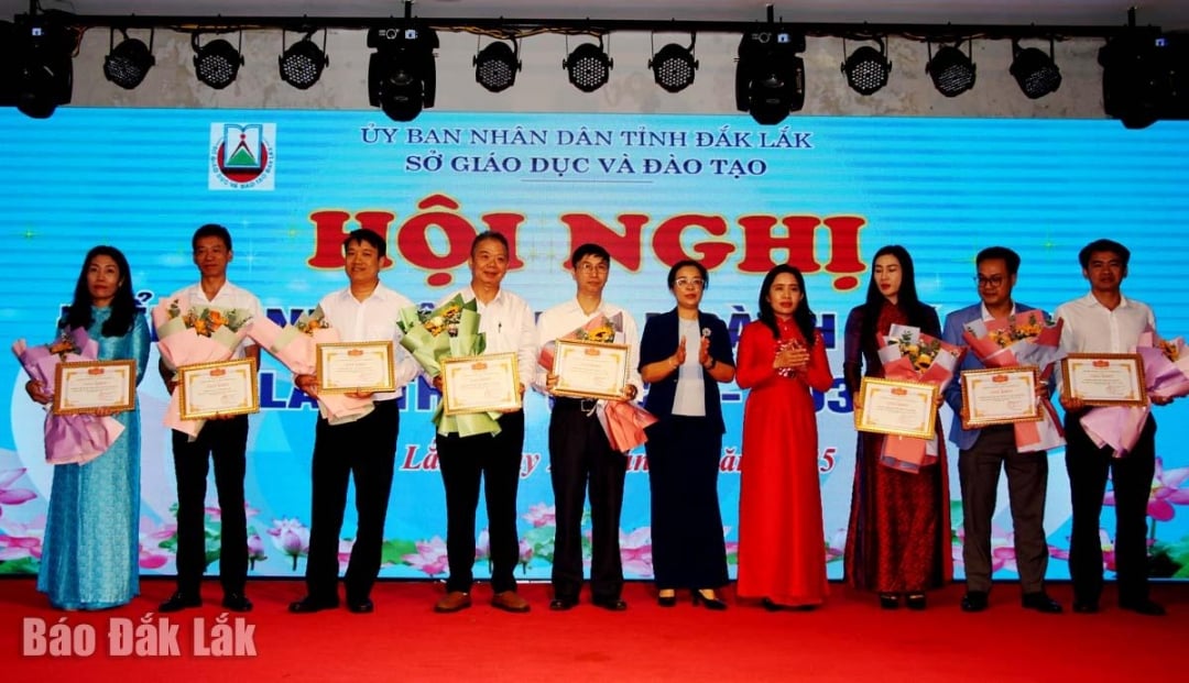 គណៈកម្មាធិការអចិន្ត្រៃយ៍គណបក្សខេត្ត និងថ្នាក់ដឹកនាំមន្ទីរអប់រំ និងបណ្តុះបណ្តាល បានផ្តល់ប័ណ្ណសរសើរ និងកម្រងផ្កាជូនដល់សមូហភាពឆ្នើម។