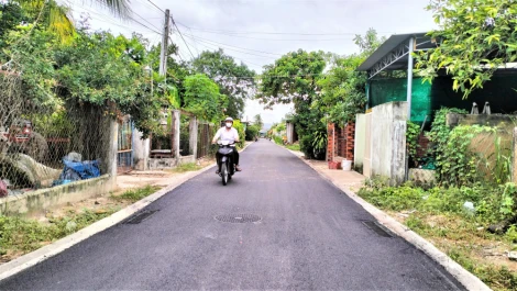 Barrio Binh Trung, barrio Binh Minh: El callejón n.° 1 ha sido pavimentado con hormigón asfáltico caliente.