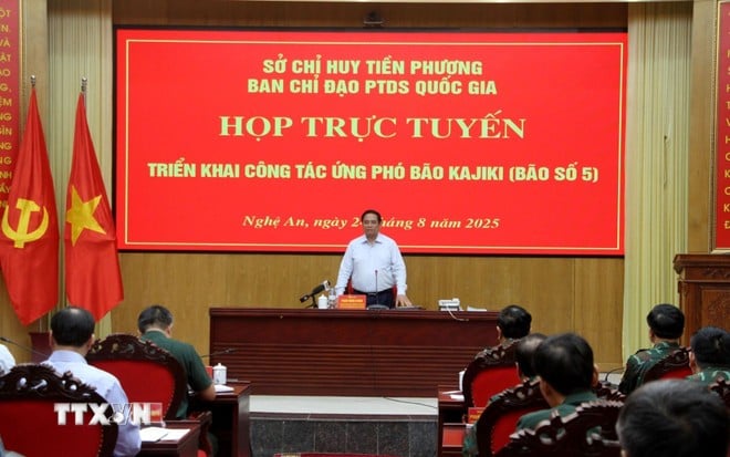 Thủ tướng Phạm Minh Chính trực tiếp chỉ đạo ứng phó bão số 5. (Ảnh: TTXVN)