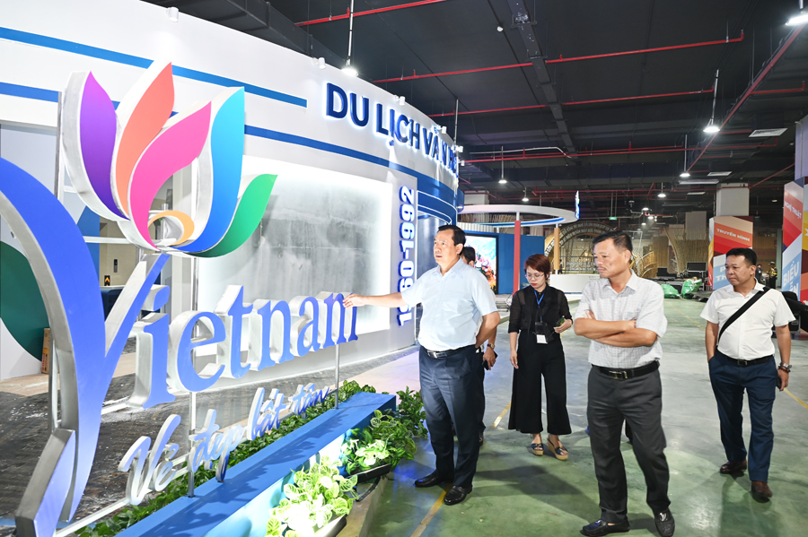 Cục trưởng Nguyễn Trùng Khánh kiểm tra công tác chuẩn bị trưng bày Du lịch Văn hóa tại Triển lãm A80 - Ảnh 1.