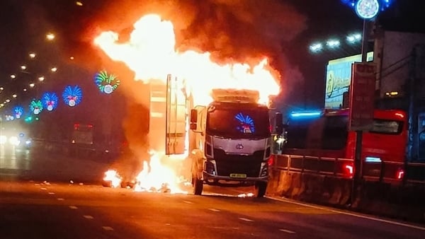 郵便トラックが道路上で焼失