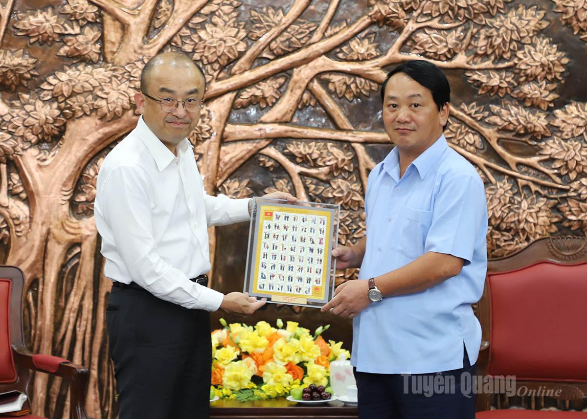 เลขาธิการพรรคประจำจังหวัด Hau A Lenh มอบภาพวาดแสตมป์กลุ่มชาติพันธุ์ 54 กลุ่มในจังหวัด Tuyen Quang ให้แก่นาย Yasushi Saito ผู้อำนวยการใหญ่ของ EREX Vietnam
