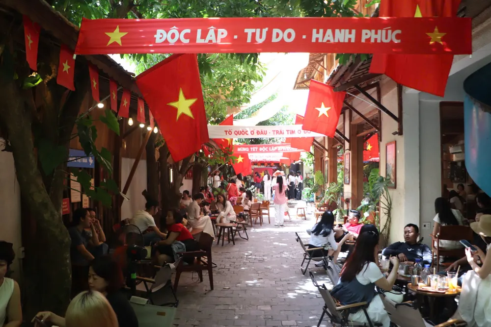 ក្នុងប៉ុន្មានថ្ងៃថ្មីៗនេះ ហាងកាហ្វេជាច្រើនក្នុងទីក្រុង Da Nang បានតុបតែងលម្អទង់ជាតិក្រហមជាមួយផ្កាយពណ៌លឿង ឆ្លើយតបនឹងខួបលើកទី 80 នៃទិវាបុណ្យជាតិថ្ងៃទី 2 ខែកញ្ញា។