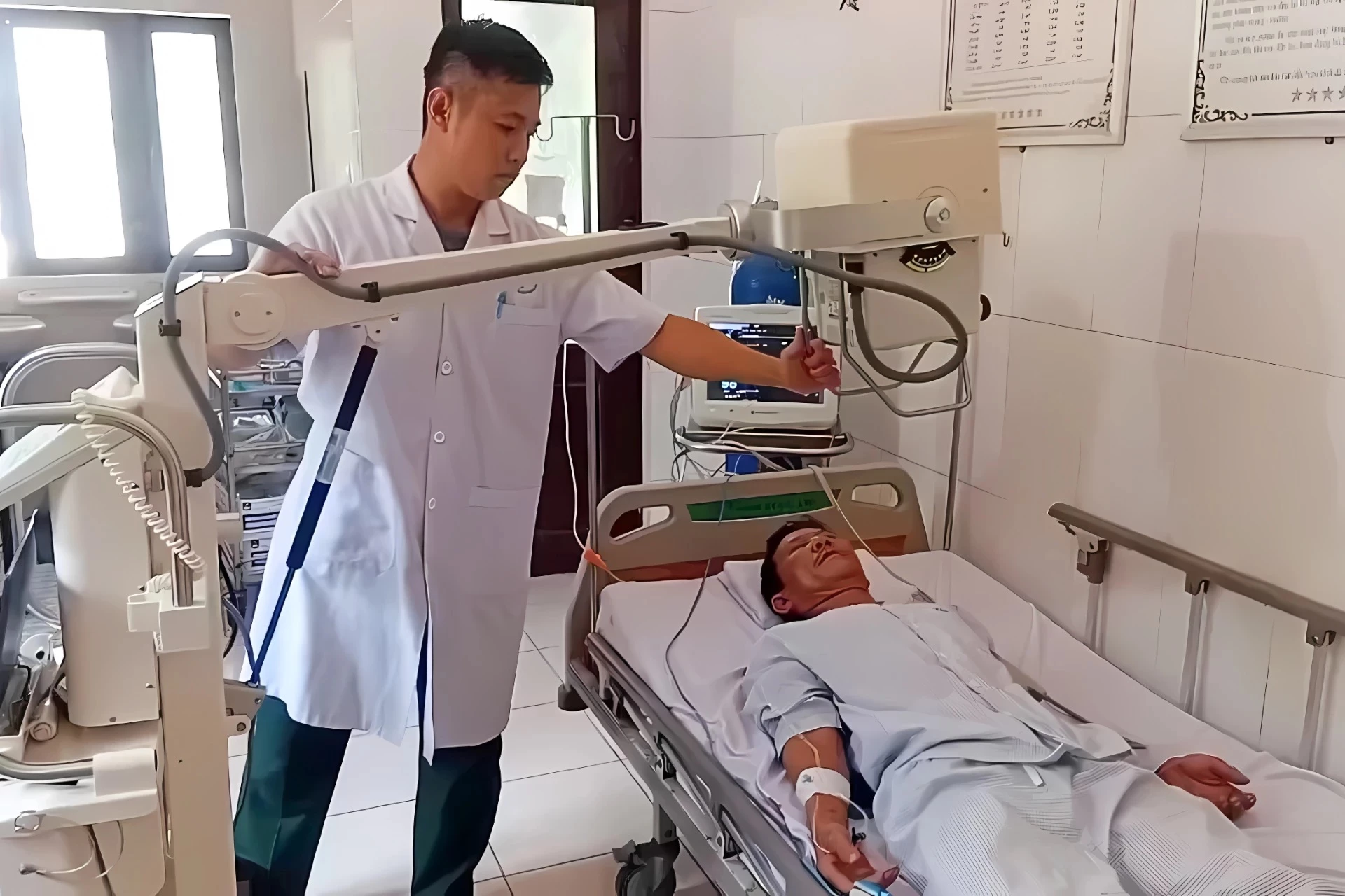 แพทย์จากโรงพยาบาลเกาะตรังตรวจคนไข้
