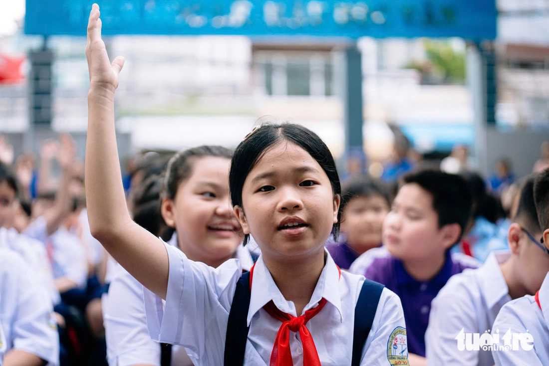 Sáng nay 25-8, học sinh TP.HCM háo hức tựu trường - Ảnh 1.
