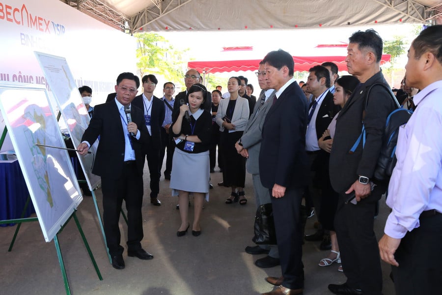 a1-cac-nha-dau-tu-nuoc-ngoai-den-khao-sat-xuc-tien-dau-tu-cac-du-an-tai-khu-cong-nghiep-becamex-vsip-binh-dinh.jpg