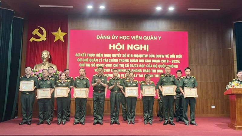 Lãnh đạo Đảng ủy, Ban Giám đốc Học viện Quân y trao Bằng khen cho các đơn vị, cá nhân tại hội nghị.