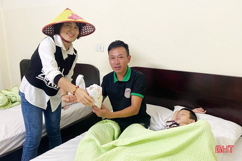 Để hỗ trợ người dân, Ban lãnh đạo Nhà nghỉ dưỡng Thiên Cầm đã bố trí phòng nghỉ và phục vụ các suất ăn miễn phí các hộ dân ở xã Thiên Cầm sơ tán.