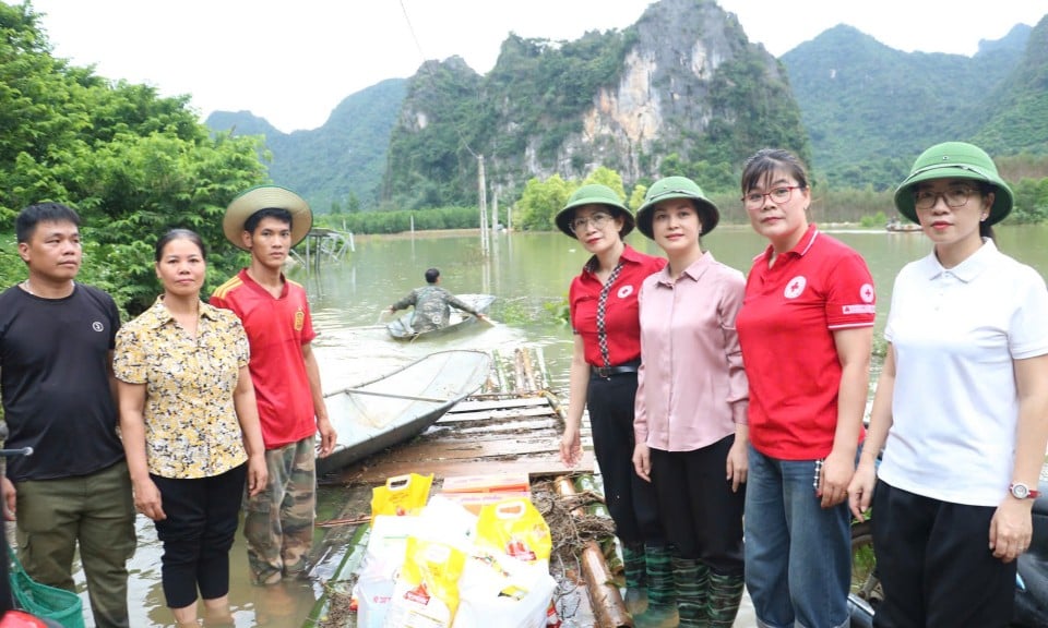 The Provincial Red Cross Society provides emergency support to households affected by floods in Cai Kinh commune.