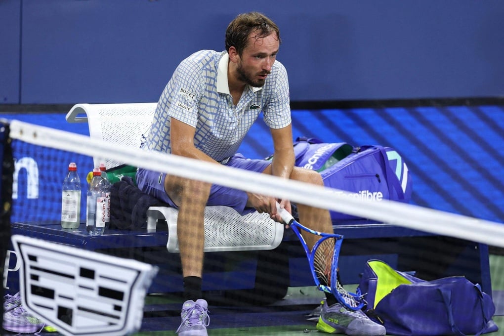 Medvedev kích động khán giả, đập nát vợt sau khi bị loại sớm tại US Open - 1