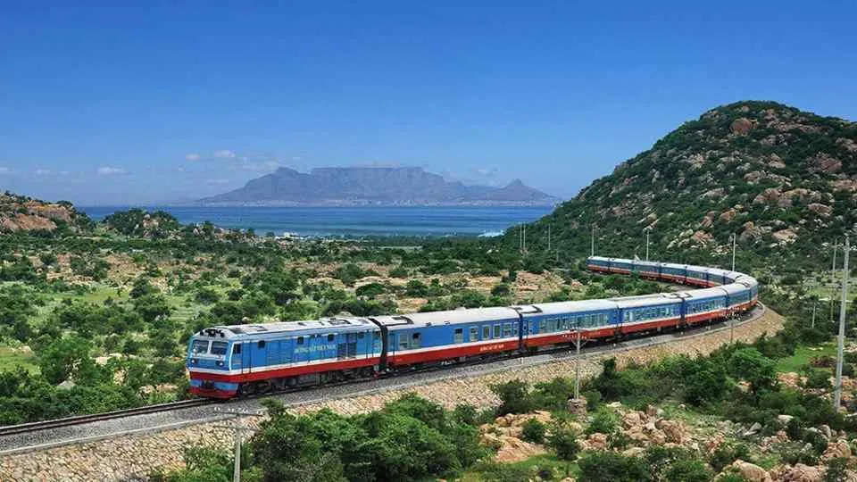 Suspenden temporalmente 3 trenes por impacto de tormenta No. 5