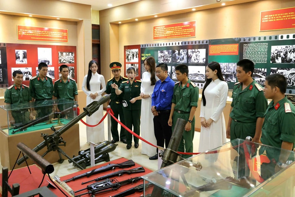 ការបើកការតាំងពិព័រណ៍ប្រធានបទ 'បដិវត្តន៍ខែសីហា - ព្រឹត្តិការណ៍ប្រវត្តិសាស្ត្រ' - រូបថត 4