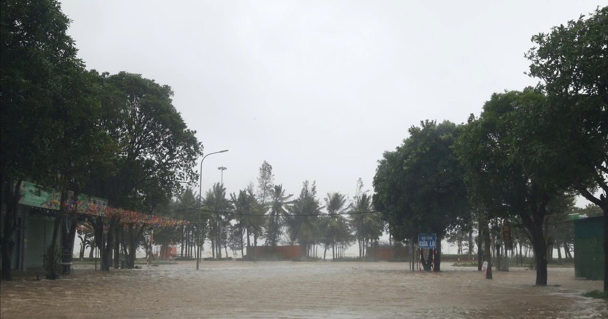 Image of Cua Lo on the afternoon of August 25: The sea was very rough, many coastal roads were flooded due to storm No. 5