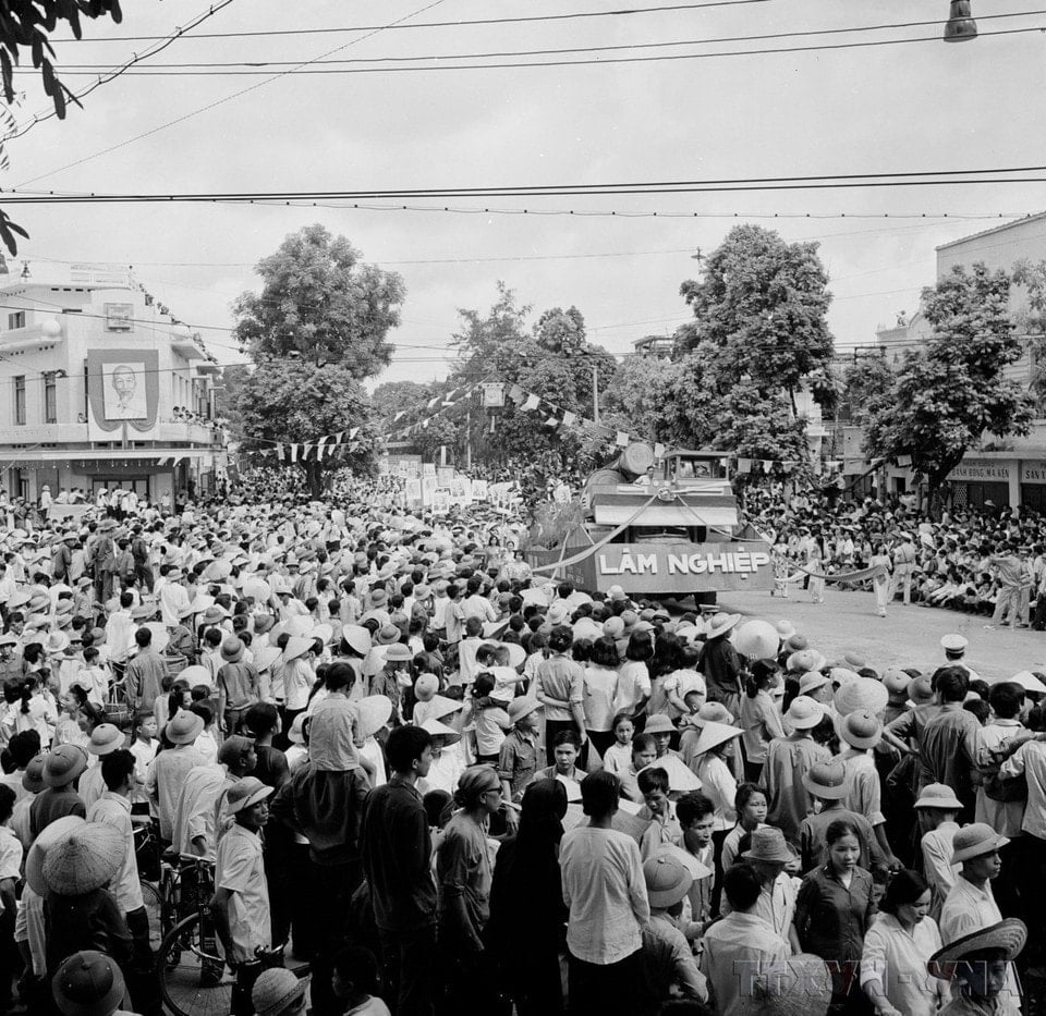 Các khối quần chúng diễu hành trên đường phố Hà Nội trong ngày 2/9/1975. (Ảnh: TTXVN)