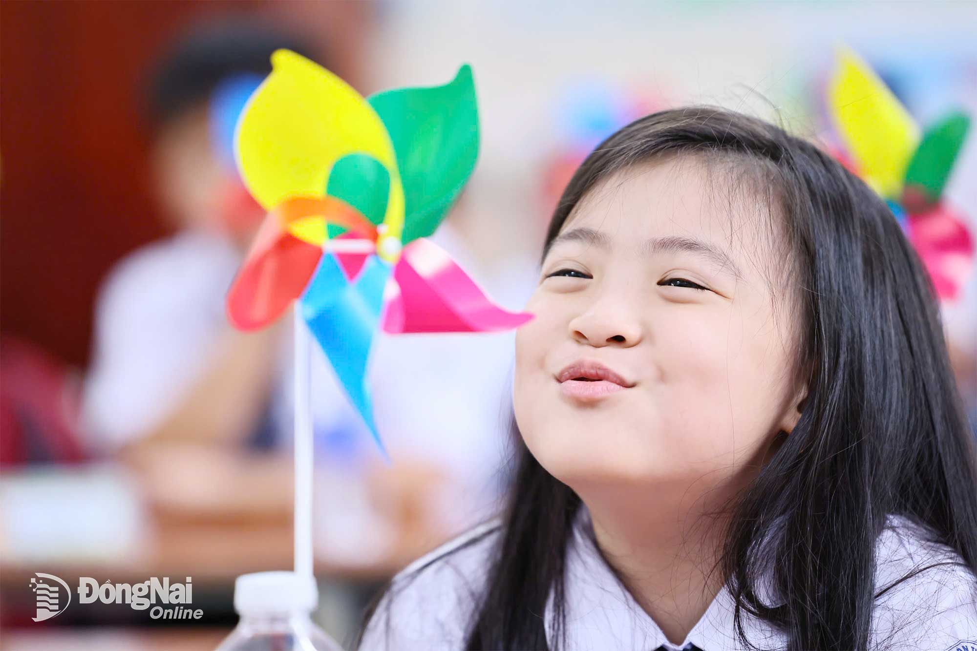 ក្មេងស្រីស្លូតត្រង់ម្នាក់ដែលមានម្ជុលចាក់ដោយគ្រូរបស់នាងក្នុងថ្ងៃចូលរៀនដំបូង។ រូបថត៖ Cong Nghia