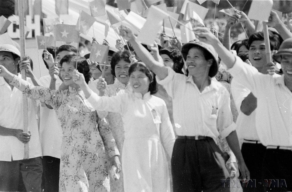 Khối quần chúng diễu hành qua lễ đài trong sáng 2/9/1975. (Ảnh: TTXVN)