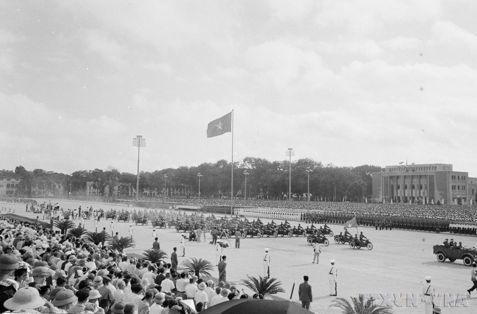 Ngày 2/9/1975, các lực lượng vũ trang nhân dân và hàng vạn nhân dân Thủ đô dự lễ míttinh, duyệt binh và diễu hành chào mừng kỷ niệm 30 năm ngày thành lập nước Việt Nam Dân chủ Cộng hòa. (Ảnh: TTXVN)