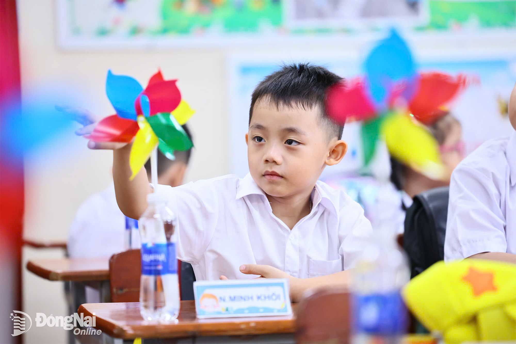កង់ពណ៌ចម្រុះត្រូវបានគ្រូបង្រៀនតាមផ្ទះជូនសិស្សនៅថ្ងៃដំបូងនៃការចូលរៀន។ រូបថត៖ Cong Nghia