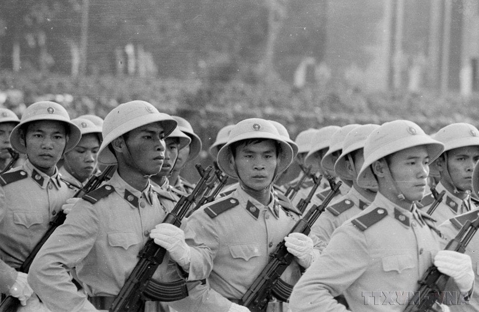 Các đơn vị công an nhân dân diễu qua lễ đài. (Ảnh: TTXVN)