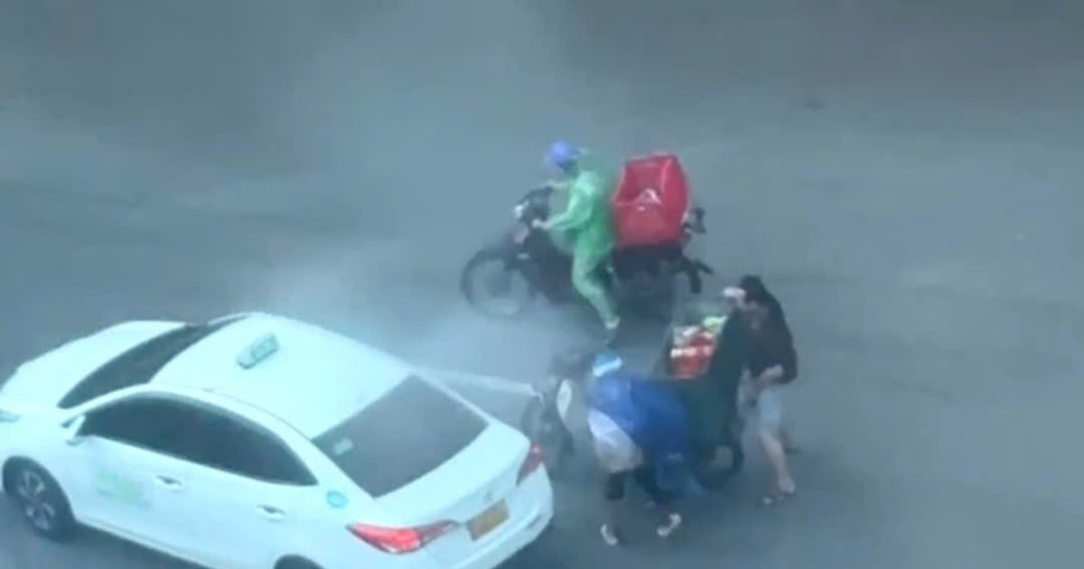 嵐にもかかわらず、ある男性がファンディンフン通りでバイクから落ちた2人を助けようと駆けつけた。