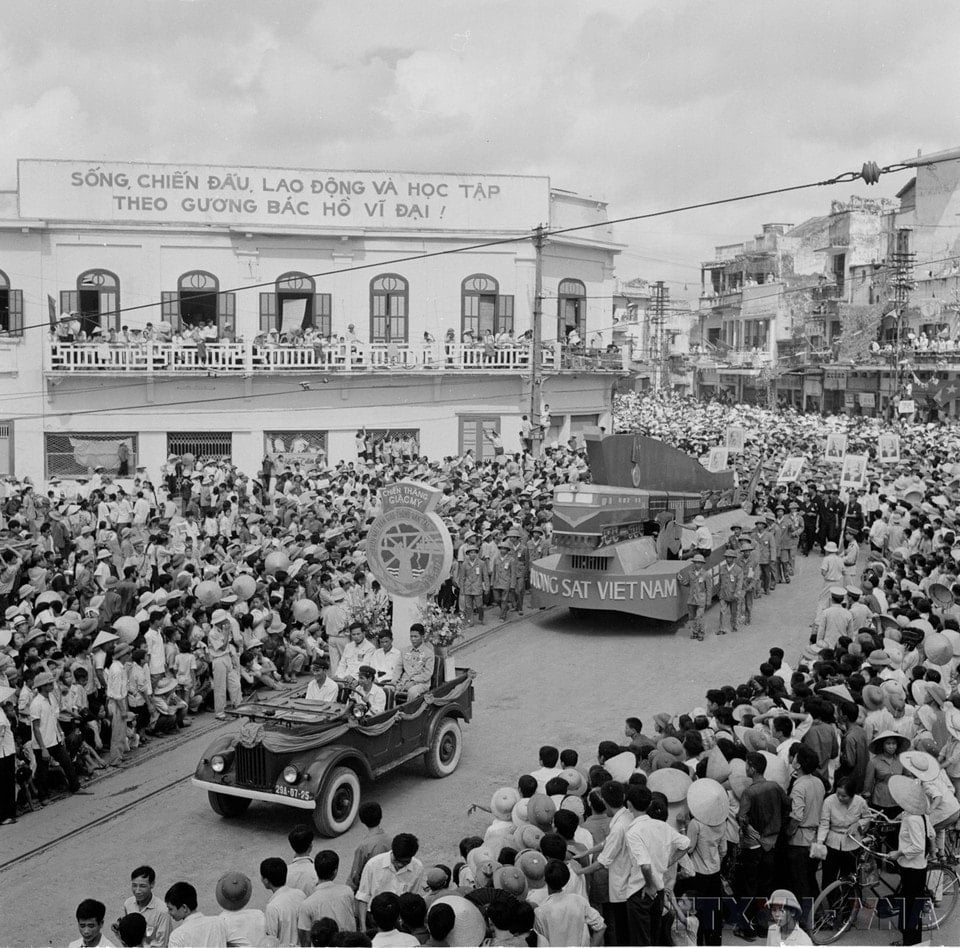 Hàng vạn người dân Thủ đô đón chào các khối diễu hành trong sáng 2/9/1975. (Ảnh: TTXVN)